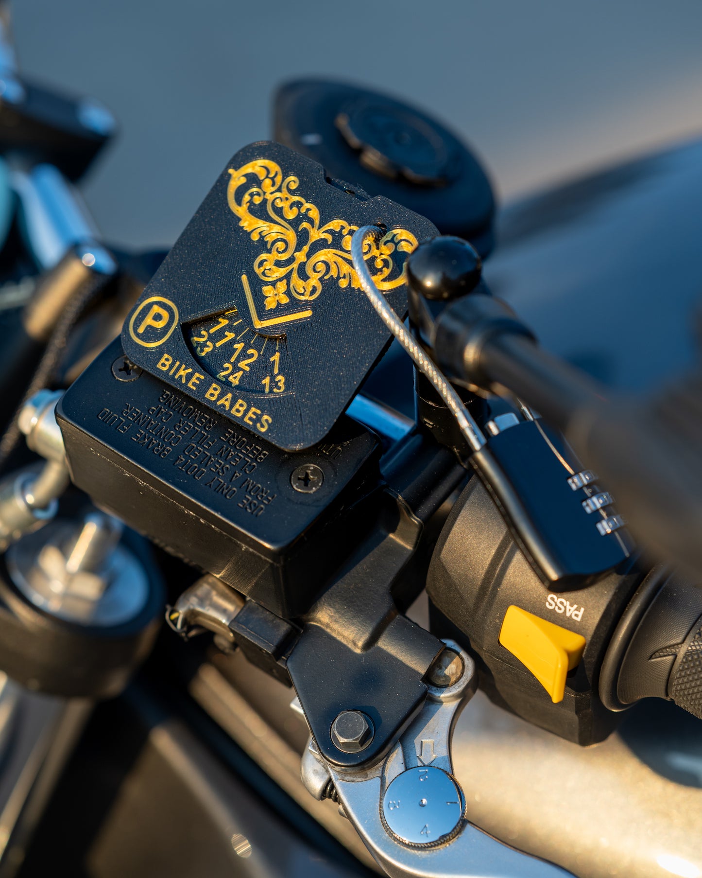 Bike Babes officiella P-skiva med kombinationslås för motorcykel - Leverans omgång 2, skickas i slutet av juni/början av juli!