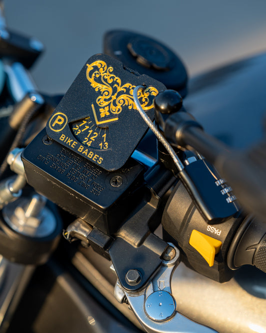 Bike Babes officiella P-skiva med kombinationslås för motorcykel - Leverans omgång 2, skickas i slutet av juni/början av juli!