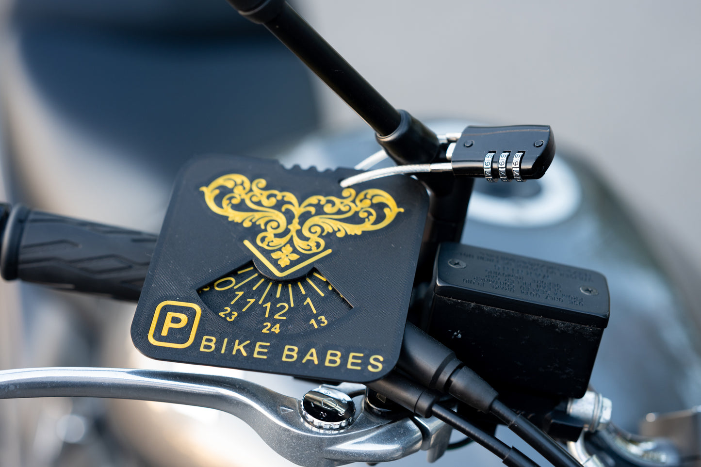 Bike Babes officiella P-skiva med kombinationslås för motorcykel - Leverans omgång 2, skickas i slutet av juni/början av juli!