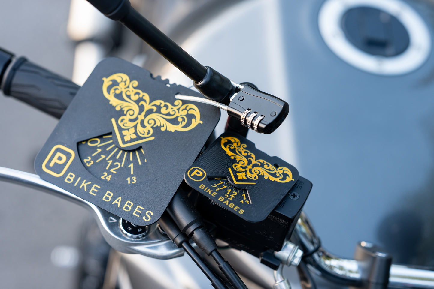 Bike Babes officiella P-skiva med kombinationslås för motorcykel - Leverans omgång 2, skickas i slutet av juni/början av juli!